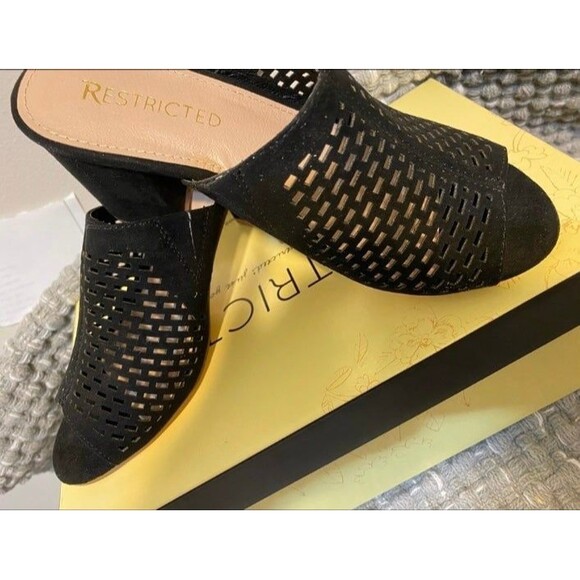 Restricted Peep-Toe Sandal Kitten Heel Black Size 6M New in Box - Picture 4 of 4